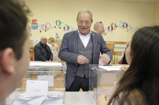 El alcalde de Oviedo, Wenceslao López, votando en el colegio Pablo Miaja. 