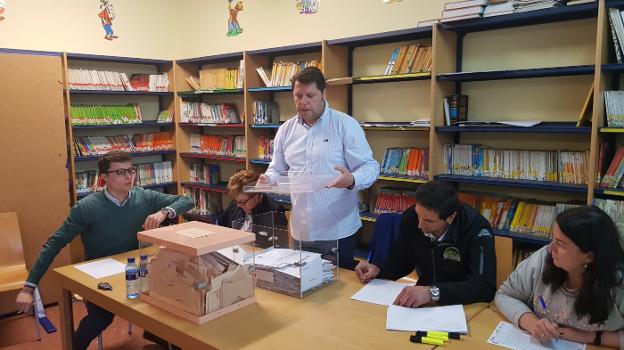 Apertura de urnas para iniciar el escrutinio en el colegio San Miguel de Trevías, en Valdés. 