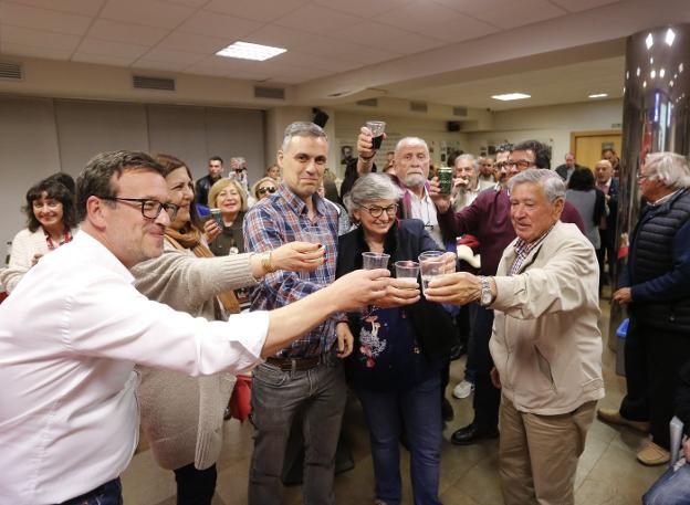 Iván Fernández Ardura, secretario general, y Ana González, candidata a la Alcaldía, brindan con varios afiliados del PSOE local. 