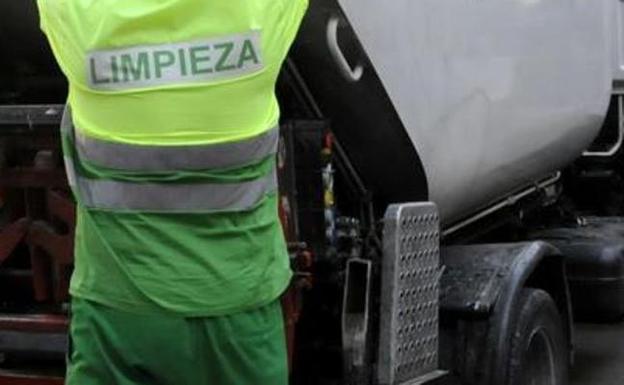 Un camión de cubos de reciclaje choca contra dos coches y un furgón en Oviedo