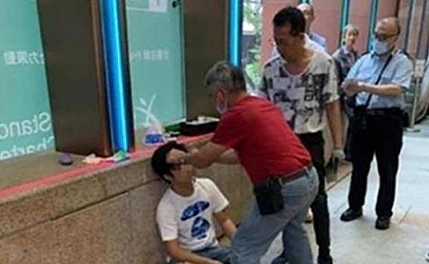 El hombre, herido, a las puertas del cine de Causeway Bay, en Hong Kong. 