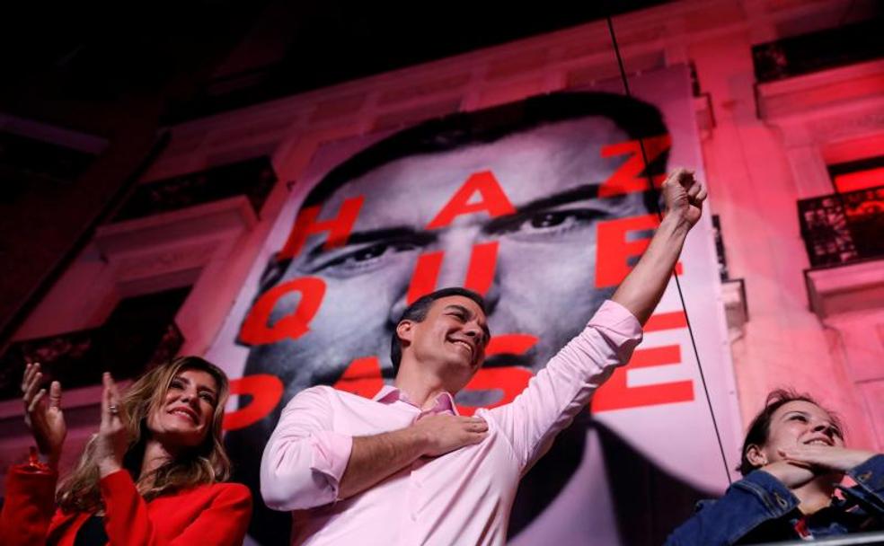 Pedro Sánchez celebra la victoria electoral del PSOE en la sede de Ferraz junto a su esposa, Begoña Gómez, y la diputada asturiana Adriana Lastra.