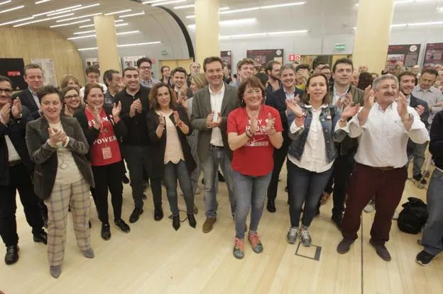 Celebración de políticos y militantes en la sede del PSOE de Oviedo.