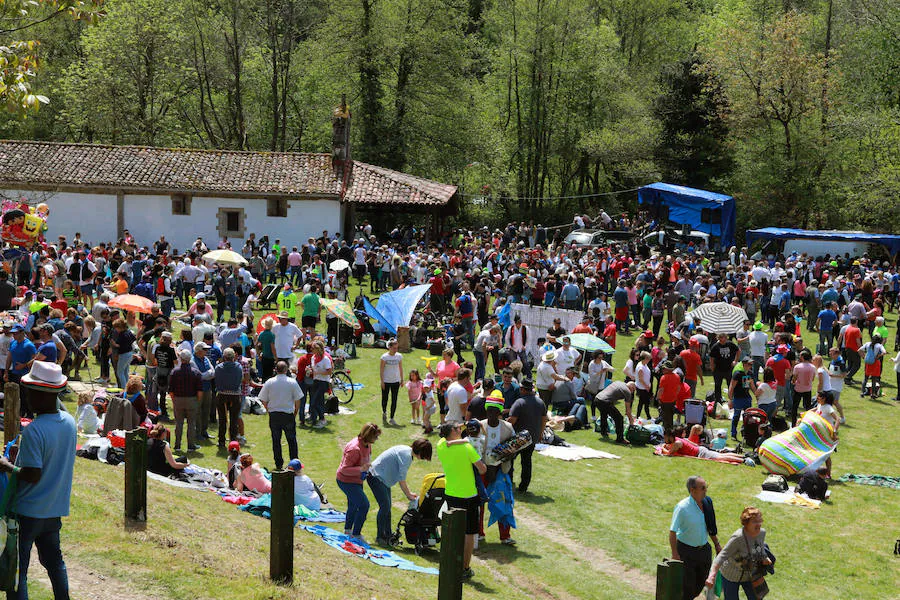 Centenares de romeros se han dado cita en el prau de las fiestas de La Flor de Pola de Lena. El sol ha animado una cita en la que ha habido misa y procesión, comida típica y música y baile tradicional. 