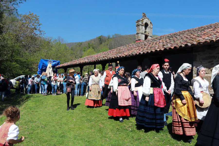 Centenares de romeros se han dado cita en el prau de las fiestas de La Flor de Pola de Lena. El sol ha animado una cita en la que ha habido misa y procesión, comida típica y música y baile tradicional. 