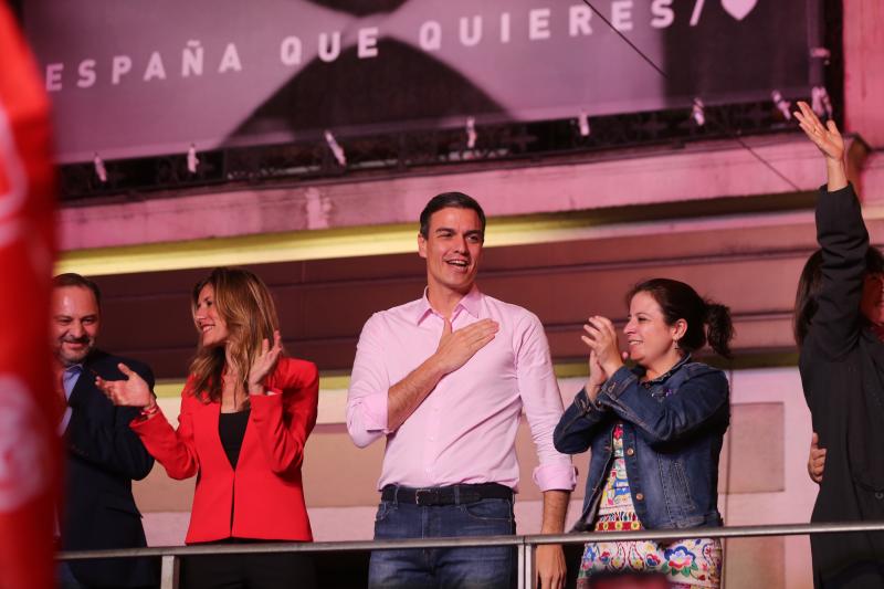 Miles de simpatizantes han acudido a la sede del PSOE en la calle Ferraz de Madrid para celebrar la victoria de Pedro Sánchez en las elecciones generales de este 28 de abril. El líder socialista ha estado arropado también por la candidata de la formación en Asturias y vicesecretaria general socialista, Adriana Lastra.