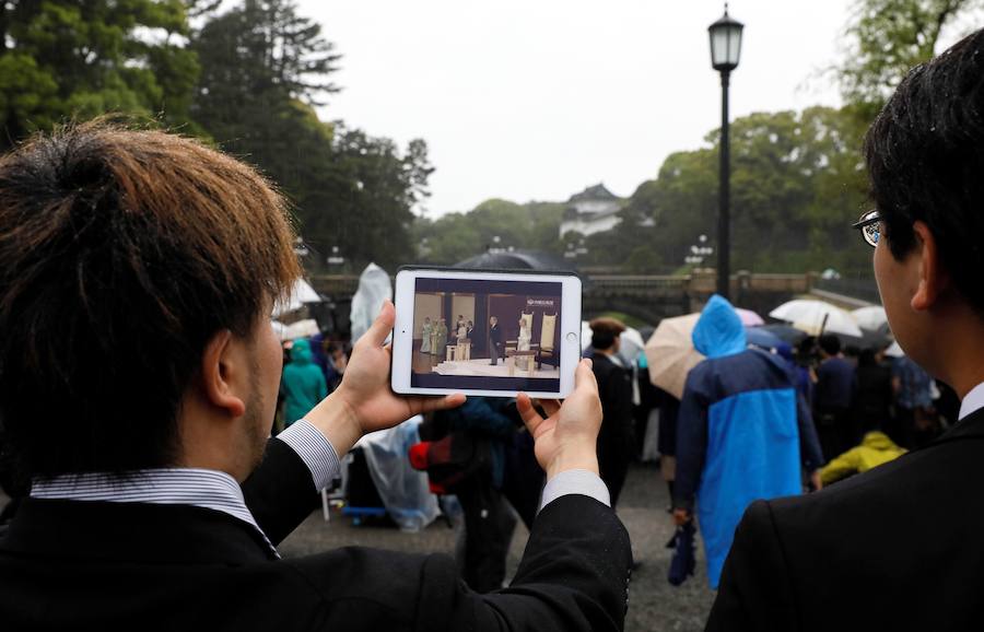 El emperador japones Akihito ha abdicado hoy en favor de su hijo Naruhito. La ceremonía fue celebrada en el Seiden (Salón de Estado), en Tokio. Se trata de un hecho histórico, ya que hacía 200 años que no se producía una sucesión en vida en Japón.