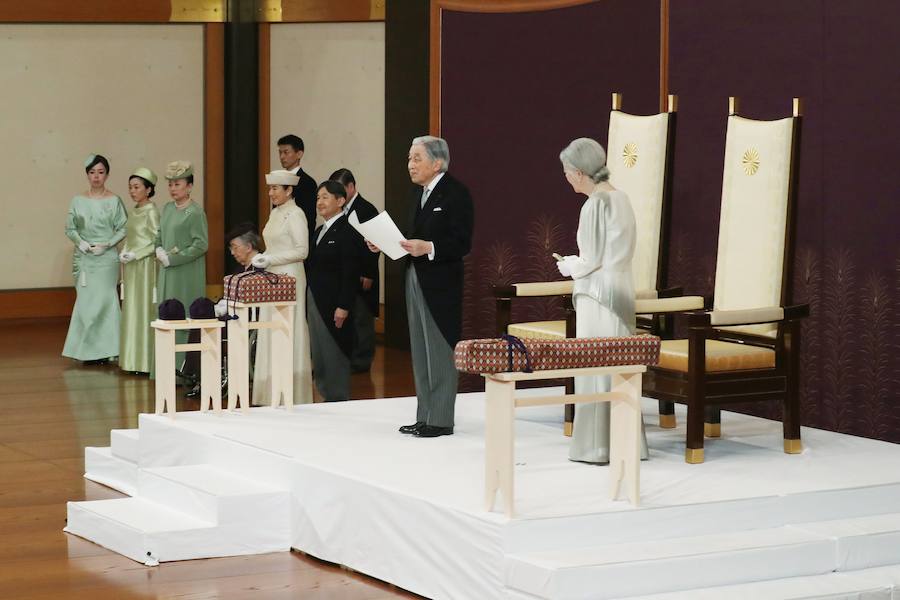 El emperador japones Akihito ha abdicado hoy en favor de su hijo Naruhito. La ceremonía fue celebrada en el Seiden (Salón de Estado), en Tokio. Se trata de un hecho histórico, ya que hacía 200 años que no se producía una sucesión en vida en Japón.