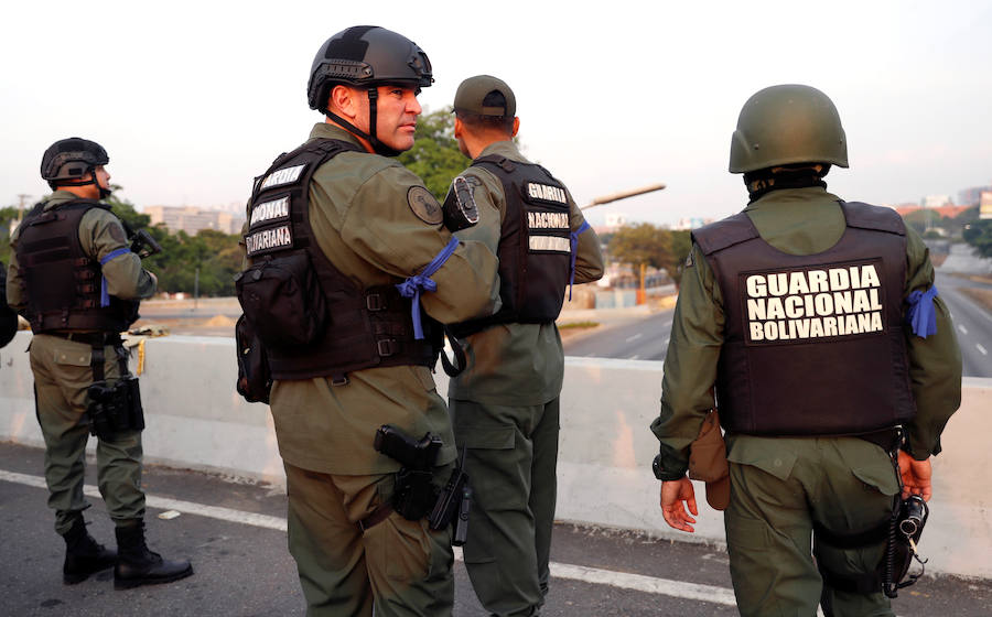 El presidente de la Asamblea Nacional venezolana, Juan Guaidó, acompañado de un liberado Leopoldo López y de un grupo de militares aseguran que Venezuela está en la fase final de la Operación Libertad.