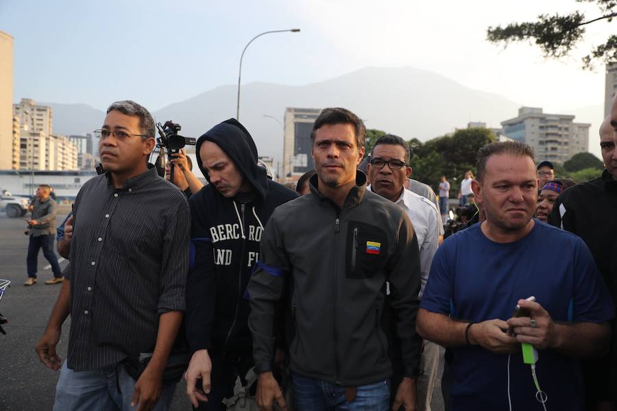 El presidente de la Asamblea Nacional venezolana, Juan Guaidó, acompañado de un liberado Leopoldo López y de un grupo de militares aseguran que Venezuela está en la fase final de la Operación Libertad.