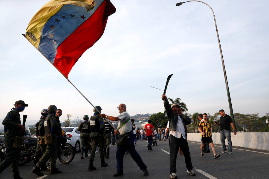 El presidente de la Asamblea Nacional venezolana, Juan Guaidó, acompañado de un liberado Leopoldo López y de un grupo de militares aseguran que Venezuela está en la fase final de la Operación Libertad.