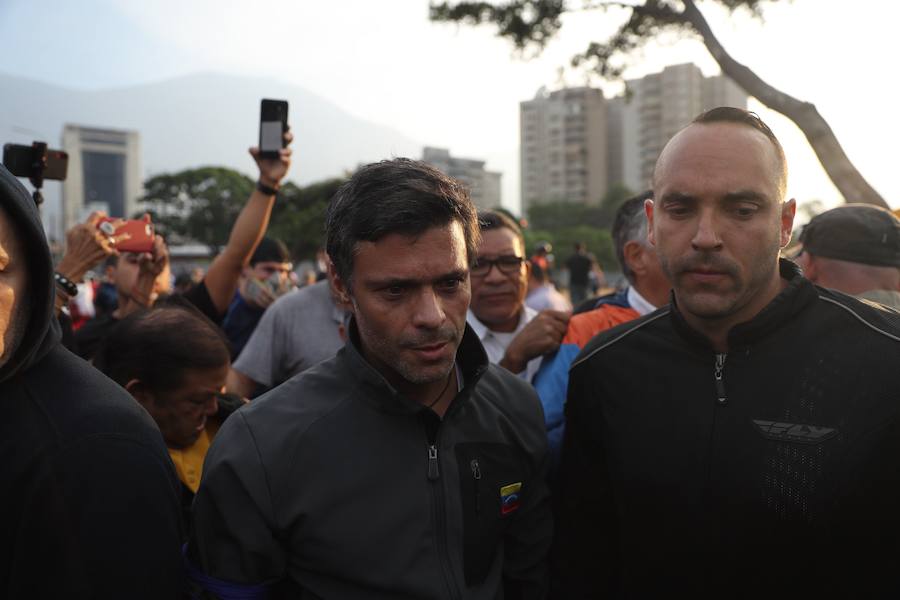 El presidente de la Asamblea Nacional venezolana, Juan Guaidó, acompañado de un liberado Leopoldo López y de un grupo de militares aseguran que Venezuela está en la fase final de la Operación Libertad.