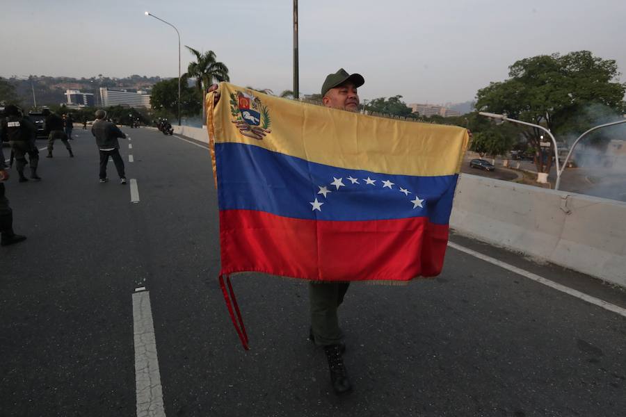 El presidente de la Asamblea Nacional venezolana, Juan Guaidó, acompañado de un liberado Leopoldo López y de un grupo de militares aseguran que Venezuela está en la fase final de la Operación Libertad.