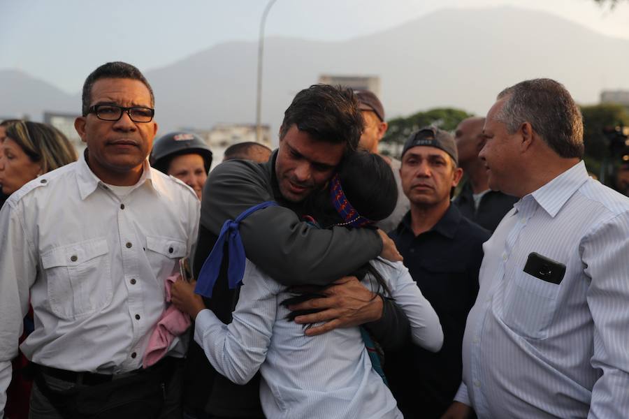 El presidente de la Asamblea Nacional venezolana, Juan Guaidó, acompañado de un liberado Leopoldo López y de un grupo de militares aseguran que Venezuela está en la fase final de la Operación Libertad.