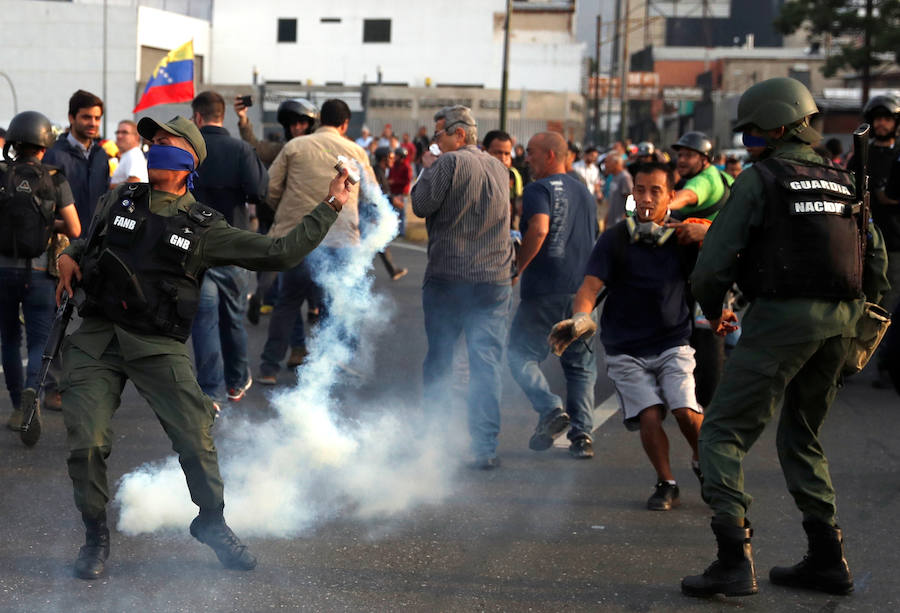 El presidente de la Asamblea Nacional venezolana, Juan Guaidó, acompañado de un liberado Leopoldo López y de un grupo de militares aseguran que Venezuela está en la fase final de la Operación Libertad.