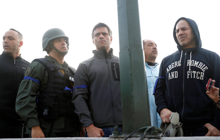 El presidente de la Asamblea Nacional venezolana, Juan Guaidó, acompañado de un liberado Leopoldo López y de un grupo de militares aseguran que Venezuela está en la fase final de la Operación Libertad.