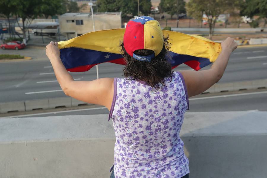 El presidente de la Asamblea Nacional venezolana, Juan Guaidó, acompañado de un liberado Leopoldo López y de un grupo de militares aseguran que Venezuela está en la fase final de la Operación Libertad.