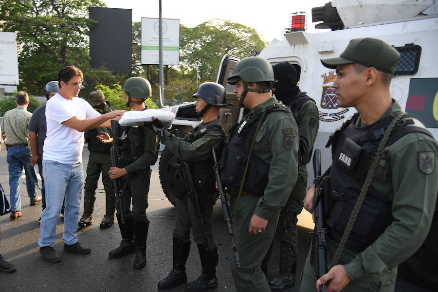 El presidente de la Asamblea Nacional venezolana, Juan Guaidó, acompañado de un liberado Leopoldo López y de un grupo de militares aseguran que Venezuela está en la fase final de la Operación Libertad.