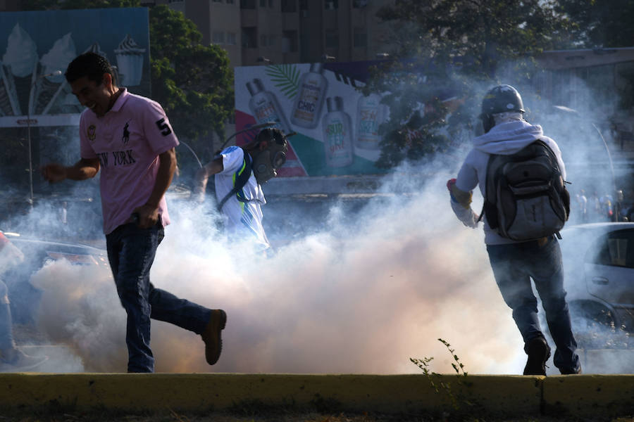 El presidente de la Asamblea Nacional venezolana, Juan Guaidó, acompañado de un liberado Leopoldo López y de un grupo de militares aseguran que Venezuela está en la fase final de la Operación Libertad.