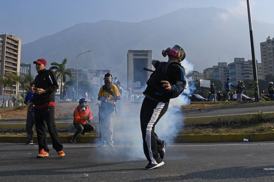 El presidente de la Asamblea Nacional venezolana, Juan Guaidó, acompañado de un liberado Leopoldo López y de un grupo de militares aseguran que Venezuela está en la fase final de la Operación Libertad.