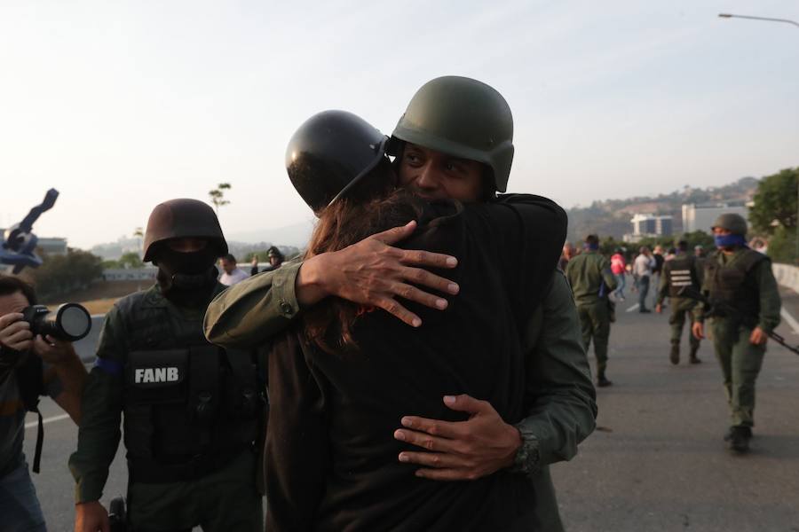 El presidente de la Asamblea Nacional venezolana, Juan Guaidó, acompañado de un liberado Leopoldo López y de un grupo de militares aseguran que Venezuela está en la fase final de la Operación Libertad.