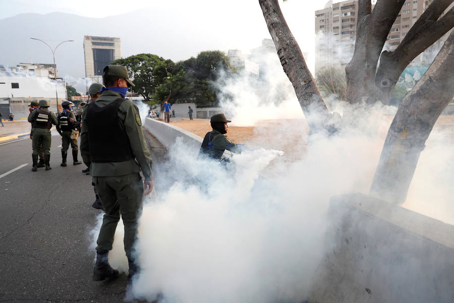 El presidente de la Asamblea Nacional venezolana, Juan Guaidó, acompañado de un liberado Leopoldo López y de un grupo de militares aseguran que Venezuela está en la fase final de la Operación Libertad.