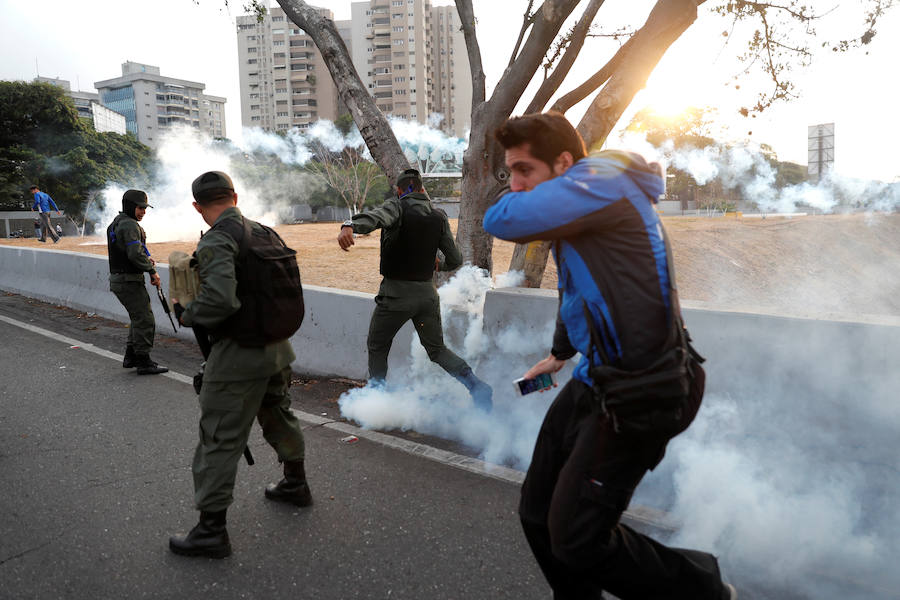 El presidente de la Asamblea Nacional venezolana, Juan Guaidó, acompañado de un liberado Leopoldo López y de un grupo de militares aseguran que Venezuela está en la fase final de la Operación Libertad.