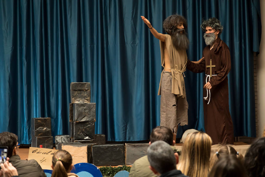 El colegio Ecole de Llanera ha clausurado su IV Festival de Teatro. La obra que cerró esta cuarta edición fue 'Cuatro corazones con freno y marcha atrás', de Jardiel Poncela. Los alumnos encargados de esa función fueron los de 4º de la ESO. Hubo otras siete obras a cargo de estudiantes de Primaria y Secundaria