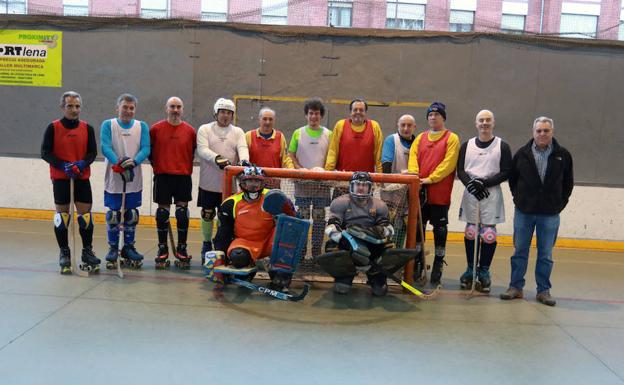 El equipo de la Asociación de Amigos del Cibeles, minutos antes de iniciar un entrenamiento en el Colegio El Pilar de Pola de Lena. 