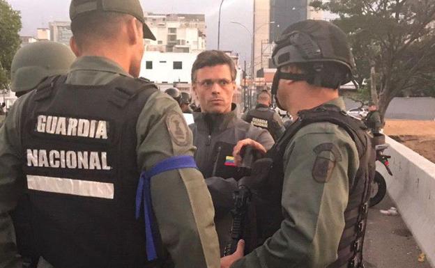 Leopoldo López conversa con militares.