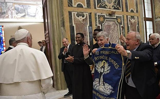 Representantes de los peluqueros italianos saludan al Papa en el Vaticano.