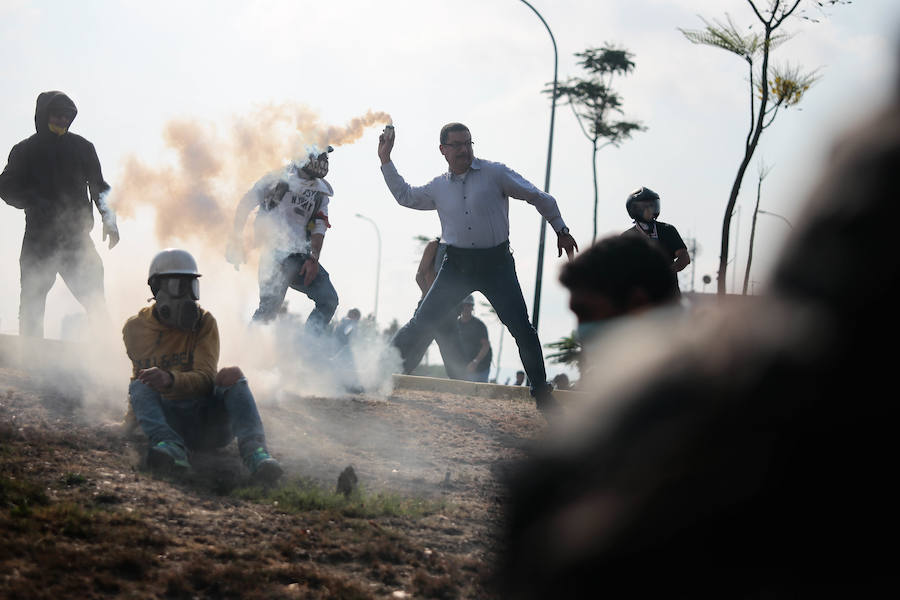 Juan Guaidó, reconocido como el mandatario interino por más de 50 países, acompañado del liberado Leopoldo López ha movilizado a militares y al pueblo para «tomar las calles de Venezuela», dónde han protagonizado intensas revueltas.