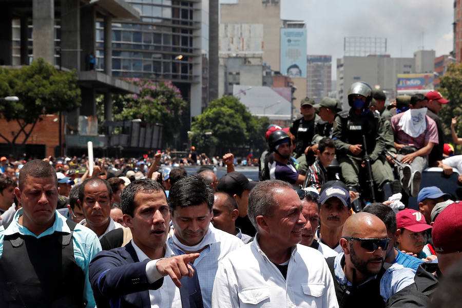 Juan Guaidó, reconocido como el mandatario interino por más de 50 países, acompañado del liberado Leopoldo López ha movilizado a militares y al pueblo para «tomar las calles de Venezuela», dónde han protagonizado intensas revueltas.