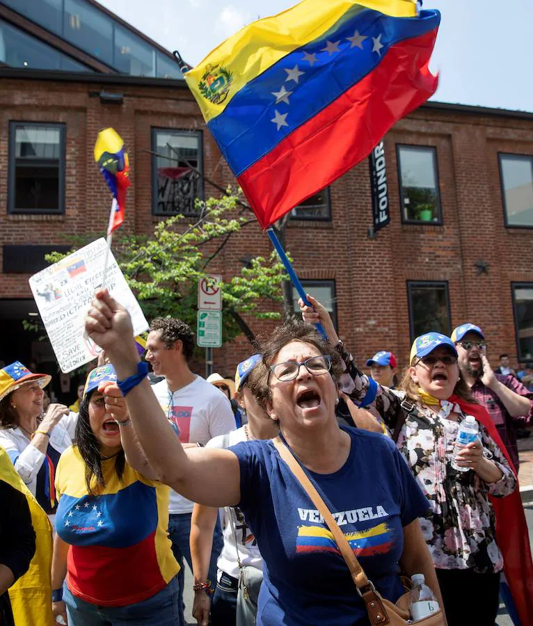 Juan Guaidó, reconocido como el mandatario interino por más de 50 países, acompañado del liberado Leopoldo López ha movilizado a militares y al pueblo para «tomar las calles de Venezuela», dónde han protagonizado intensas revueltas.