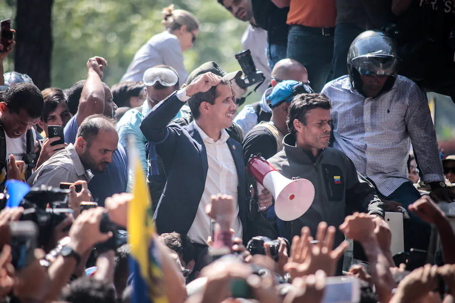 Juan Guaidó, reconocido como el mandatario interino por más de 50 países, acompañado del liberado Leopoldo López ha movilizado a militares y al pueblo para «tomar las calles de Venezuela», dónde han protagonizado intensas revueltas.