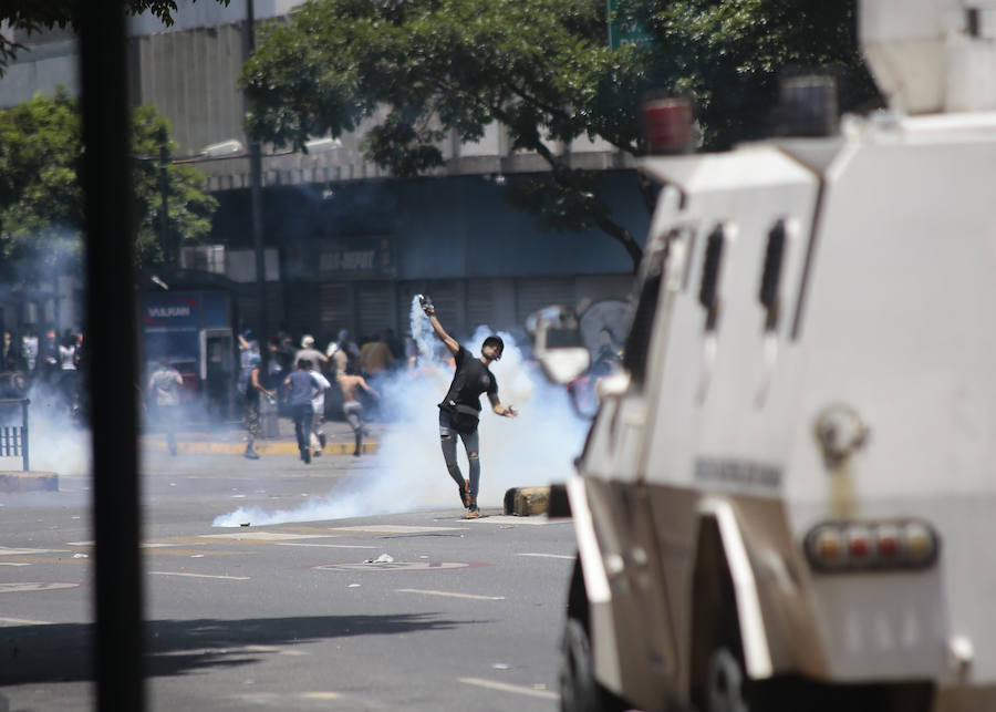 Juan Guaidó, reconocido como el mandatario interino por más de 50 países, acompañado del liberado Leopoldo López ha movilizado a militares y al pueblo para «tomar las calles de Venezuela», dónde han protagonizado intensas revueltas.