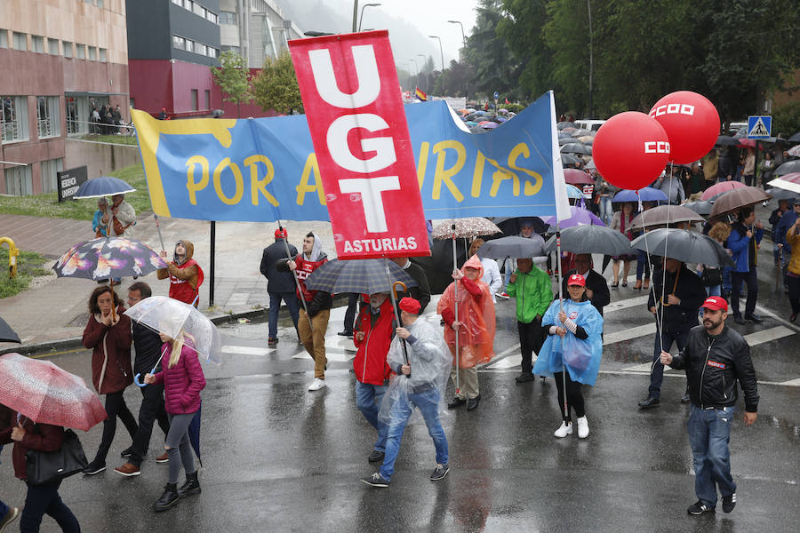 UGT y CCOO de Asturias convocan esta concentración con motivo del 1 de mayo bajo la consigna 'Derechos, igualdad, cohesión. Primero las personas', en la que reivindican al nuevo Gobierno que salga de las urnas que sitúe la agenda social en el centro de sus políticas