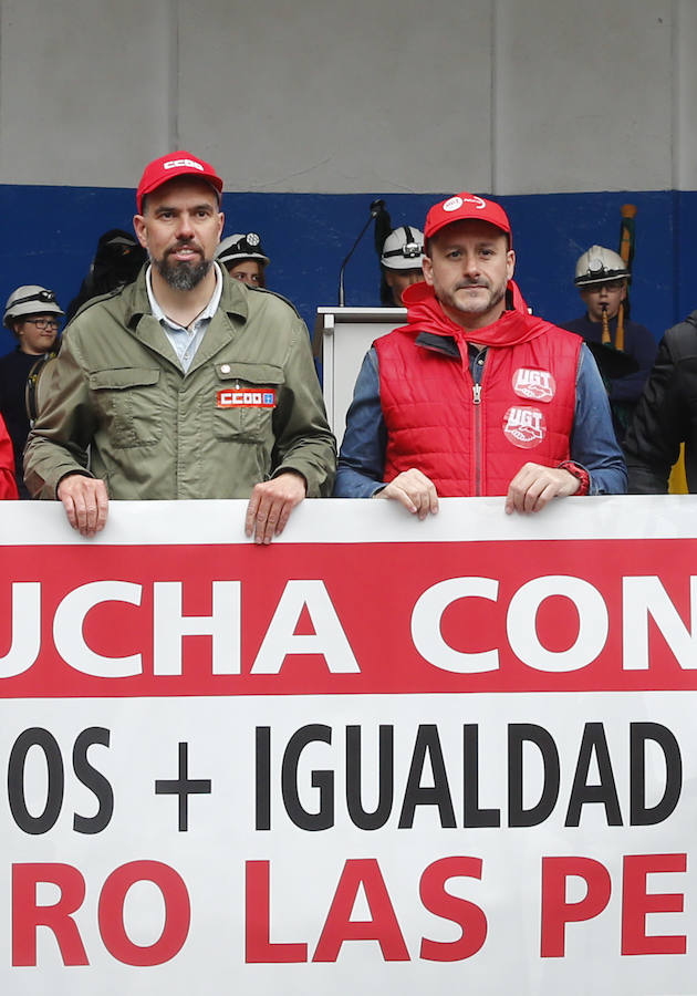 UGT y CCOO de Asturias convocan esta concentración con motivo del 1 de mayo bajo la consigna 'Derechos, igualdad, cohesión. Primero las personas', en la que reivindican al nuevo Gobierno que salga de las urnas que sitúe la agenda social en el centro de sus políticas