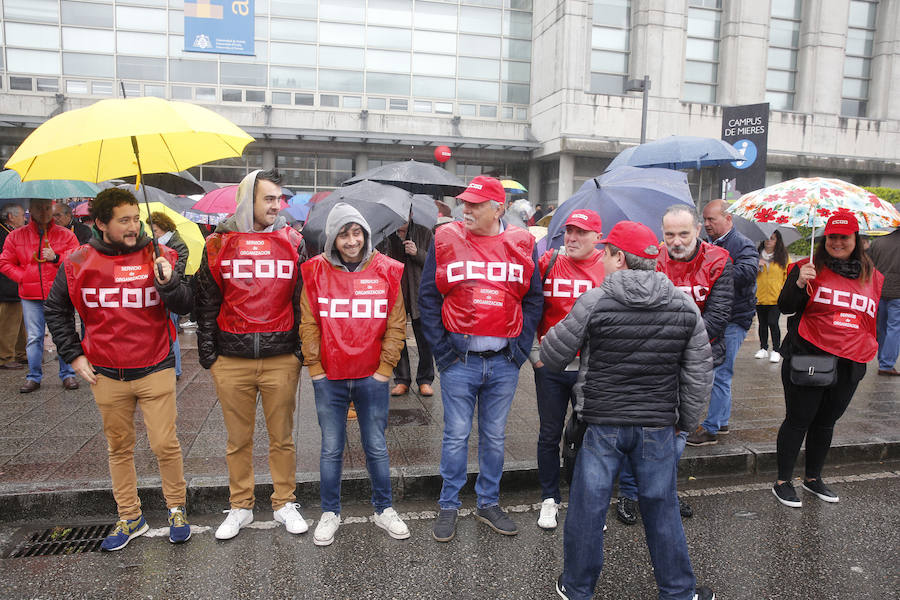 UGT y CCOO de Asturias convocan esta concentración con motivo del 1 de mayo bajo la consigna 'Derechos, igualdad, cohesión. Primero las personas', en la que reivindican al nuevo Gobierno que salga de las urnas que sitúe la agenda social en el centro de sus políticas