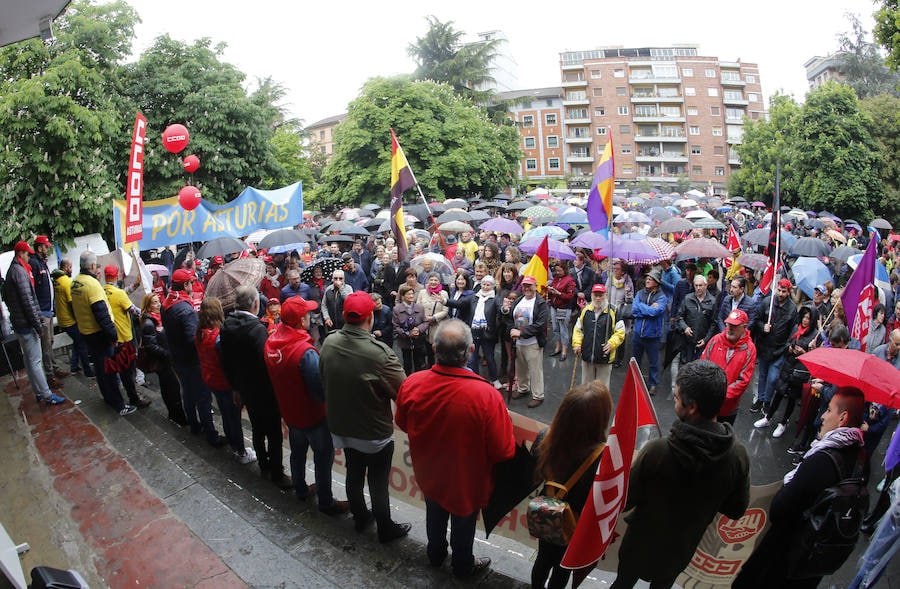 UGT y CCOO de Asturias convocan esta concentración con motivo del 1 de mayo bajo la consigna 'Derechos, igualdad, cohesión. Primero las personas', en la que reivindican al nuevo Gobierno que salga de las urnas que sitúe la agenda social en el centro de sus políticas