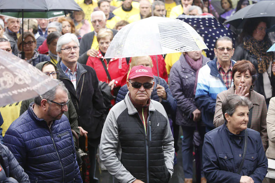 UGT y CCOO de Asturias convocan esta concentración con motivo del 1 de mayo bajo la consigna 'Derechos, igualdad, cohesión. Primero las personas', en la que reivindican al nuevo Gobierno que salga de las urnas que sitúe la agenda social en el centro de sus políticas