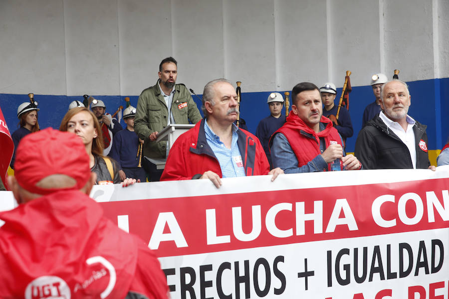 UGT y CCOO de Asturias convocan esta concentración con motivo del 1 de mayo bajo la consigna 'Derechos, igualdad, cohesión. Primero las personas', en la que reivindican al nuevo Gobierno que salga de las urnas que sitúe la agenda social en el centro de sus políticas