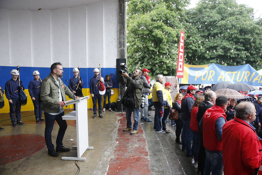 UGT y CCOO de Asturias convocan esta concentración con motivo del 1 de mayo bajo la consigna 'Derechos, igualdad, cohesión. Primero las personas', en la que reivindican al nuevo Gobierno que salga de las urnas que sitúe la agenda social en el centro de sus políticas