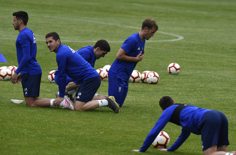 Entrenamiento exigente del conjunto carbayón ante la presencia de muchos aficionados azules