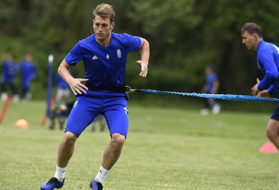 Entrenamiento exigente del conjunto carbayón ante la presencia de muchos aficionados azules