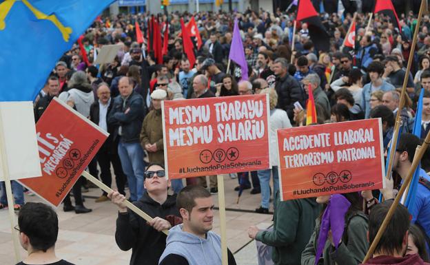 Una manifestación del Primero de Mayo celebrada en Gijón. 