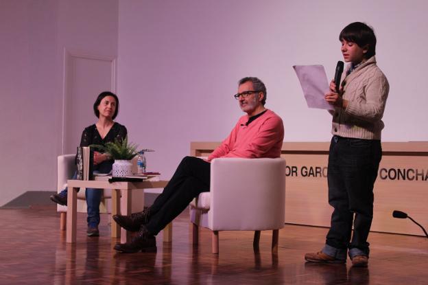 Eloy Tizón durante su visita al instituto. 