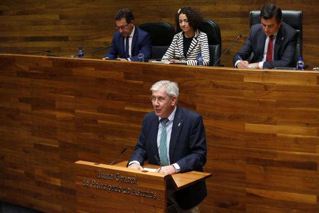 Arriba, dos niños sentados en los escaños de la Junta durante la lectura de textos en asturiano de la Selmana de les Lletres. Sobre estas líneas, otros participantes. A la derecha, Fernando Padilla, durante la lectura, ante la mirada de Genaro Alonso, una alumna y Pedro Sanjurjo . 