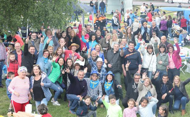 Muchos grupos de amigos y familia optaron por estirar sus mantas en el césped y disfrutar de la fiesta. 