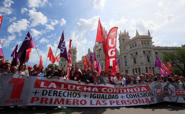 Cabecera de la manifestación del 1 de Mayo en Madrid con los líderes sindicales. 